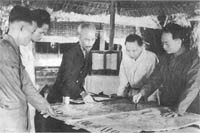 Chủ Tịch Hồ Chí Minh và các đồng chí lãnh đạng