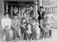 Bác thăm một gia đình ở Việt Bắc