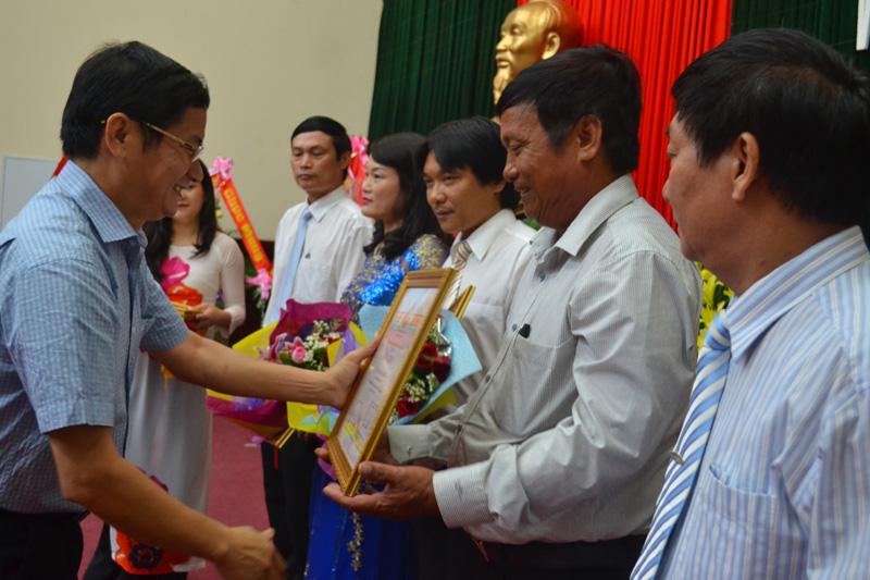 Đồng chí Trần Tiến Dũng, Phó Chủ tịch UBND tỉnh trao Bằng khen của Chủ tịch UBND tỉnh cho các cá nhân